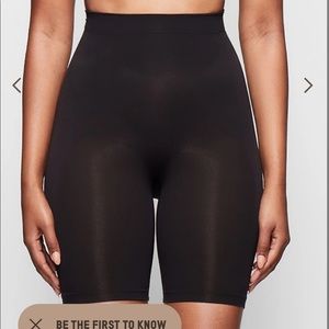 SCULPTING SHORT MID THIGH